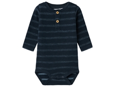 Mørkeblå stribet body med stolpelukning fra Name It 13236286 dark sapphire